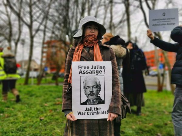Yellow Vests Protesters Gather Outside Belmarsh Prison to Support Julian Assange - Photo, Video - Sputnik International