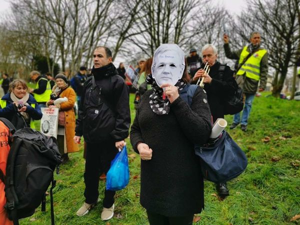 Yellow Vests Protesters Gather Outside Belmarsh Prison to Support Julian Assange - Photo, Video - Sputnik International