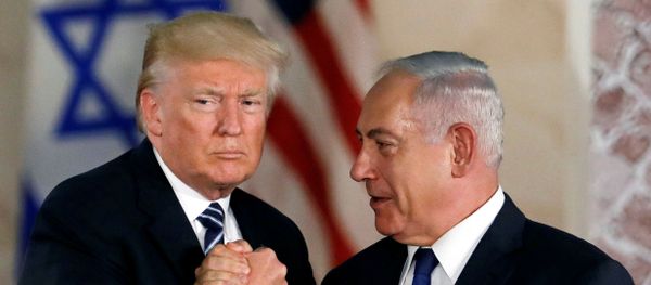 U.S. President Donald Trump and Israeli Prime Minister Benjamin Netanyahu shake hands - Sputnik International