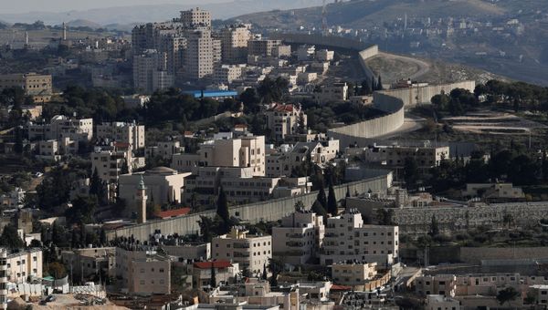 A general view shows the Israeli barrier at the Palestinian town of Abu Dis in the Israeli-occupied West Bank east of Jerusalem January 27, 2020.  - Sputnik International