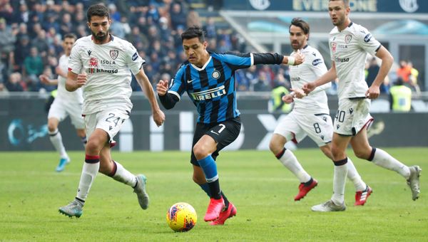 Inter Milan's Alexis Sanchez in action with Cagliari's Paolo Farago Inter Milan's Alexis Sanchez in action with Cagliari's Paolo Farago - Sputnik International