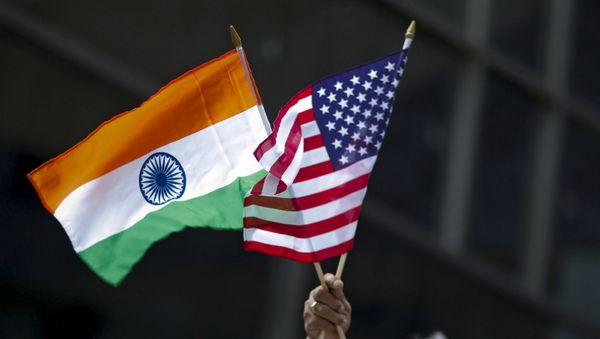 A man holds the flags of India and the U.S. while people take part in the 35th India Day Parade in New York August 16, 2015. - Sputnik International