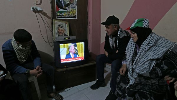 Palestinians watch a television broadcasting the announcement of Mideast peace plan by U.S. President Donald Trump, in the southern Gaza Strip January 28, 2020. REUTERS/Ibraheem Abu Mustafa Palestinians watch a television broadcasting the announcement of Mideast peace plan by U.S. President Donald Trump, in the southern Gaza Strip January 28, 2020. REUTERS/Ibraheem Abu Mustafa - Sputnik International