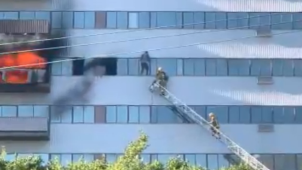 Dramatic Footage Captures Man Dangling From Burning Los Angeles High-Rise - Sputnik International