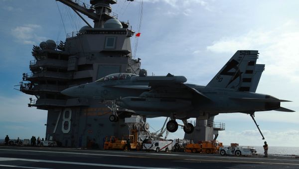 n EA-18G Growler, assigned to Air Test and Evaluation Squadron (VX) 23, prepares to land aboard USS Gerald R. Ford's (CVN 78) flight deck. Ford is currently conducting Aircraft Compatibility Testing to further test its Electromagnetic Aircraft Launch Systems (EMALS) and Advanced Arresting Gear (AAG) - Sputnik International