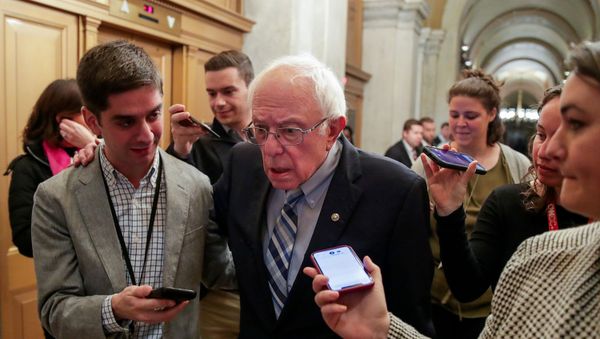 Democratic U.S. presidential candidate Senator Bernie Sanders (I-VT) is pursued by reporters after attending the Senate impeachment trial of U.S. President Donald Trump at the U.S. Capitol in Washington, U.S., January 28, 2020. - Sputnik International