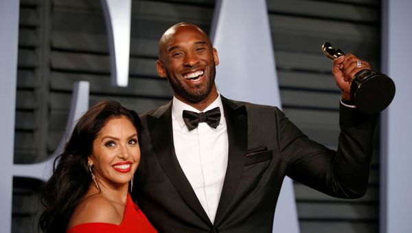 2018 Vanity Fair Oscar Party – Arrivals – Beverly Hills, California, U.S., 04/03/2018 – Kobe Bryant holds his Oscar for Best Animated Short, with wife Vanessa 2018 Vanity Fair Oscar Party – Arrivals – Beverly Hills, California, U.S., 04/03/2018 – Kobe Bryant holds his Oscar for Best Animated Short, with wife Vanessa - Sputnik International