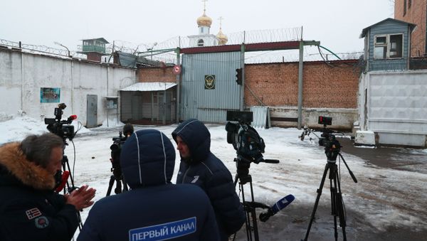 Journalists wait near Prison Colony 1 of the Moscow Region Branch of the Russian Federal Penitentiary Service where Israeli citizen Naama Issachar, sentenced in Russia for 7.5 years in prison for smuggling drugs, is serving her sentence, in the Novoe Grishino village, Russia - Sputnik International