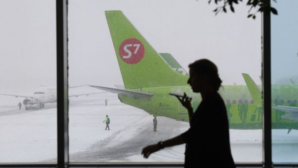 Woman speaks on the phone at Domodedovo Airport - Sputnik International