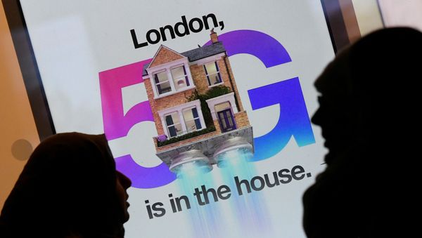 Pedestrians walk past an advertisement promoting the 5G data network at a mobile phone store in London, Britain, January 28, 2020. Pedestrians walk past an advertisement promoting the 5G data network at a mobile phone store in London, Britain, January 28, 2020. - Sputnik International