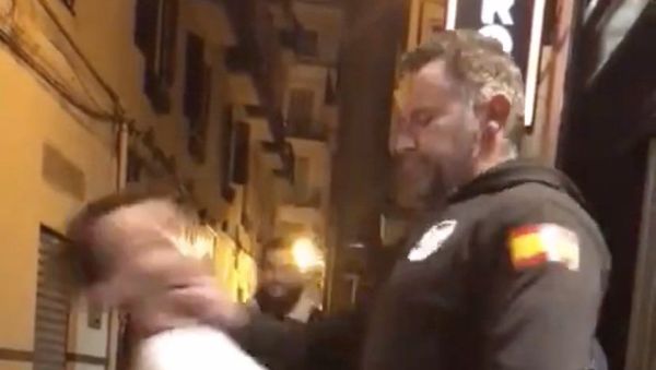 Spanish Bouncer Slaps Man - Sputnik International
