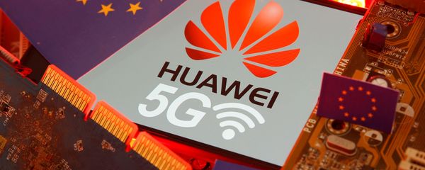 The EU flag and a smartphone with the Huawei and 5G network logo The EU flag and a smartphone with the Huawei and 5G network logo - Sputnik International