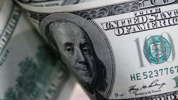 U.S. one hundred dollar notes are seen in this picture illustration taken in Seoul February 7, 2011. - Sputnik International