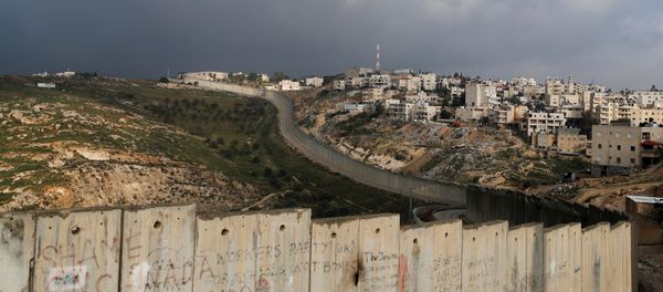 A general view picture shows the Israeli barrier running along the Palestinian town of Abu Dis in the Israeli-occupied West Bank, east of Jerusalem January 29, 2020 - Sputnik International