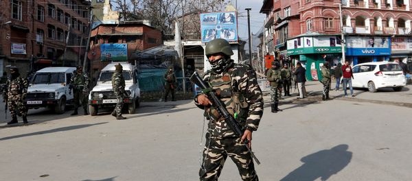 Indian security forces personnel patrol a street in Srinagar January 10, 2020. Indian security forces personnel patrol a street in Srinagar January 10, 2020. - Sputnik International