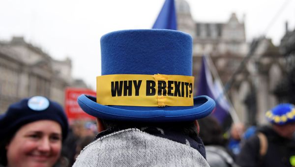 An anti-Brexit protester wearing a hat demonstrates outside the Houses of Parliament in London, Britain January 30, 2020. An anti-Brexit protester wearing a hat demonstrates outside the Houses of Parliament in London, Britain January 30, 2020. - Sputnik International