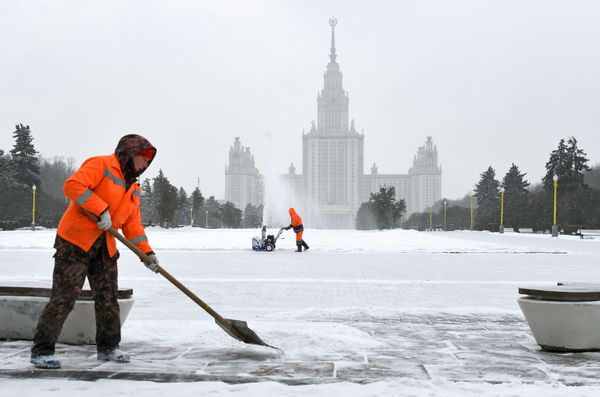 City service workers clean snow near the Moscow State University building - Sputnik International
