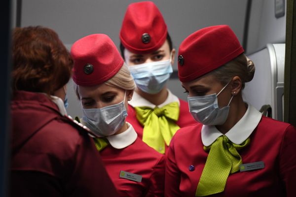 Flight attendants wearing face masks on board a S7 Airlines flight which arrived from Beijing to Novosibirsk - Sputnik International
