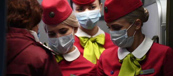 Flight attendants wearing face masks on board a S7 Airlines flight which arrived from Beijing to Novosibirsk - Sputnik International