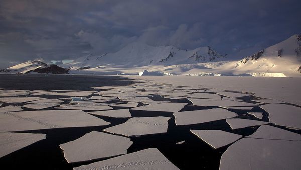 Antarctic mountains, pack ice and ice floes - Sputnik International