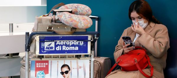 A passenger in a protective mask is seen at Rome's Fiumicino airport, after first cases of coronavirus were confirmed in Italy, January 31, 2020 - Sputnik International