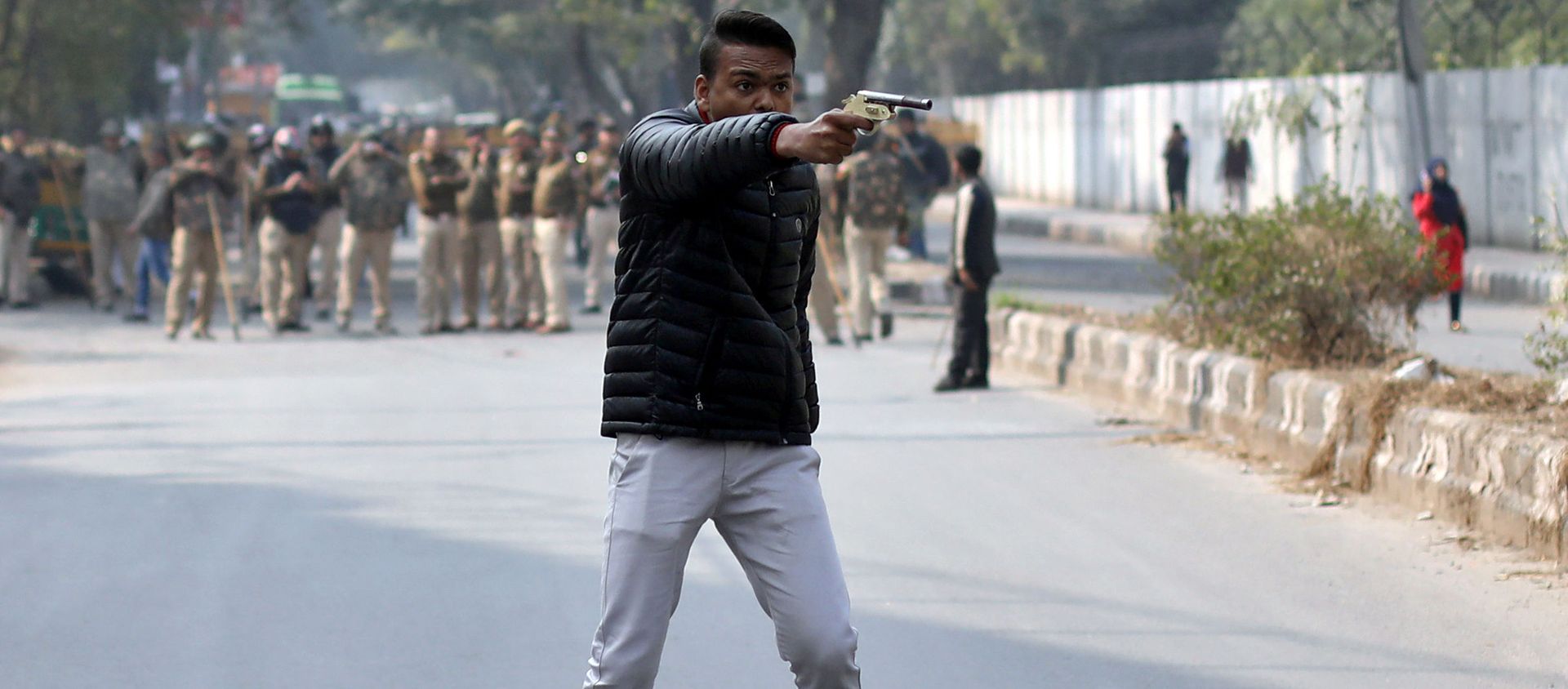 An unidentified man brandishes a gun during a protest against a new citizenship law outside the Jamia Millia Islamia university in New Delhi, India, January 30, 2020. An unidentified man brandishes a gun during a protest against a new citizenship law outside the Jamia Millia Islamia university in New Delhi, India, January 30, 2020. - Sputnik International, 1920, 31.01.2020