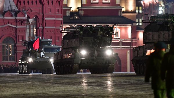 Night-time repetition of the Buk-M2 missile system in Moscow. - Sputnik International