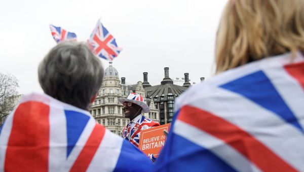 A pro-Brexit supporter holds a placard at Parliament Square on Brexit day - Sputnik International