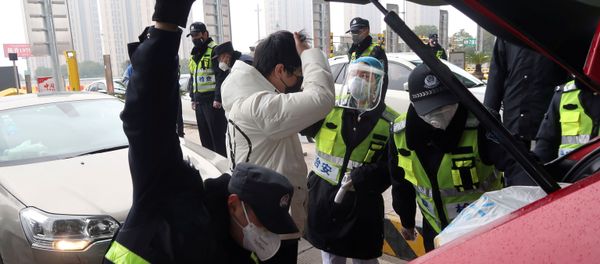  Police officers wearing masks check the boot of a car for smuggled wild animals following the outbreak of a new coronavirus, at an expressway toll station on the eve of the Chinese Lunar New Year celebrations, in Xianning, a city bordering Wuhan to the north, Hubei province, China January 24, 2020. - Sputnik International