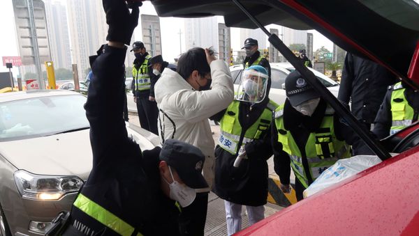  Police officers wearing masks check the boot of a car for smuggled wild animals following the outbreak of a new coronavirus, at an expressway toll station on the eve of the Chinese Lunar New Year celebrations, in Xianning, a city bordering Wuhan to the north, Hubei province, China January 24, 2020. - Sputnik International