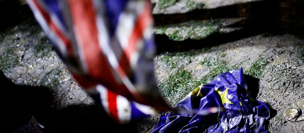 The flag of the European Union is pictured on the ground covered with a mud on Brexit day in London, Britain January 31, 2020.  - Sputnik International