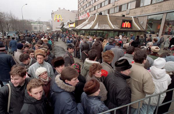 Wednesday 31 January 1990, a file photo, hundreds of people lined up around the first McDonald's restaurant in the Soviet Union on Moscow's Pushkin Square on its opening day. Wednesday 31 January 1990, a file photo, hundreds of people lined up around the first McDonald's restaurant in the Soviet Union on Moscow's Pushkin Square on its opening day. - Sputnik International