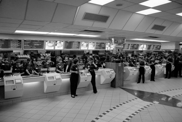McDonald's employees waiting for customers. McDonald's employees waiting for customers. - Sputnik International