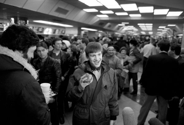 One of the first McDonald's visitors holding a Big Mac in the hand. One of the first McDonald's visitors holding a Big Mac in the hand. - Sputnik International