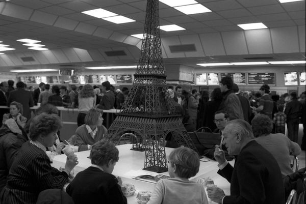 The so-called European seating area of the first McDonald's in the USSR with a replica of the Eiffel Tower in the centre. The so-called European seating area of the first McDonald's in the USSR with a replica of the Eiffel Tower in the centre. - Sputnik International