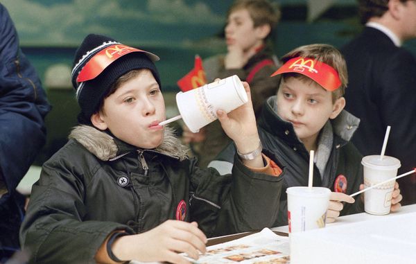 Young Muscovites check out a new flavour sensation in the Soviet Union: hamburgers and soft drinks in Moscow on 31 January 1990. Young Muscovites check out a new flavour sensation in the Soviet Union: hamburgers and soft drinks in Moscow on 31 January 1990. - Sputnik International
