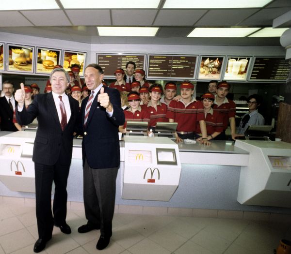 Vladimir Malushkov (left), head and chairman of the board of directors of the joint USSR-Canadian office of McDonald's and George Cohon (right), founder and senior chairman of the joint USSR-Canadian office of McDonald's. Vladimir Malushkov (left), head and chairman of the board of directors of the joint USSR-Canadian office of McDonald's and George Cohon (right), founder and senior chairman of the joint USSR-Canadian office of McDonald's. - Sputnik International