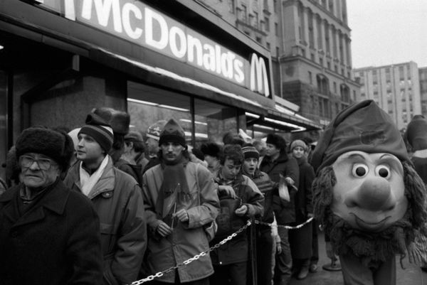 People queueing on Pushkinskaya Square in front of the first McDonald’s to open in Moscow. People queueing on Pushkinskaya Square in front of the first McDonald’s to open in Moscow. - Sputnik International