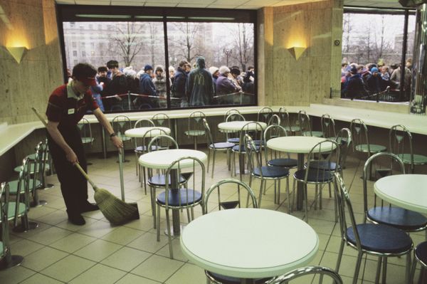 A queue with hundreds of people around the first McDonald's restaurant in the Soviet Union at Moscow's Pushkin Square on its opening day. A queue with hundreds of people around the first McDonald's restaurant in the Soviet Union at Moscow's Pushkin Square on its opening day. - Sputnik International