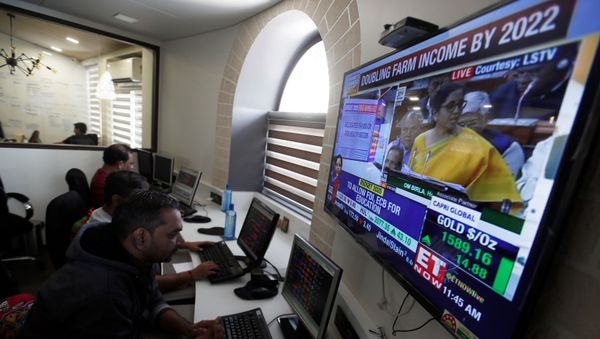 Brokers work at their computer terminal at a stock brokerage firm in Mumbai - Sputnik International