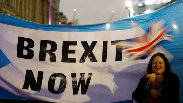 A woman waves a British flag on Brexit day in London, Britain January 31, 2020.  - Sputnik International