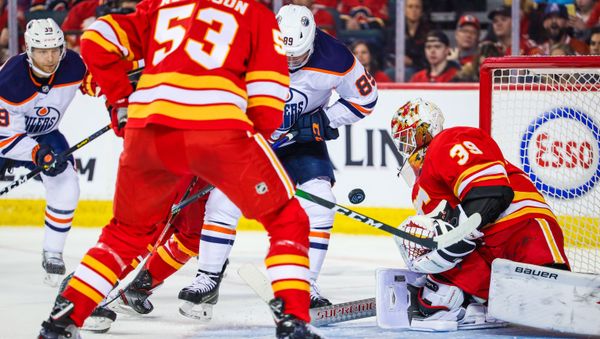 Calgary Flames Goaltender Cam Talbot Makes Save Against Edmonton Oilers During 2nd Period at Scotiabank Saddledome - Sputnik International