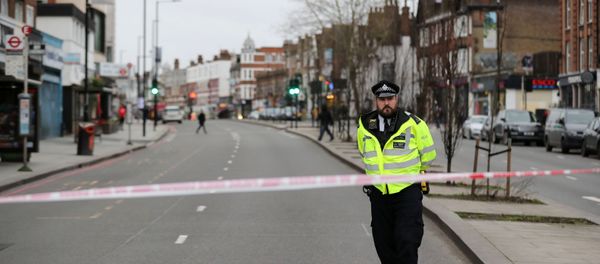 UK Police Officer Stands Next to Stabbing Incident Site in Streatham, South London - Sputnik International
