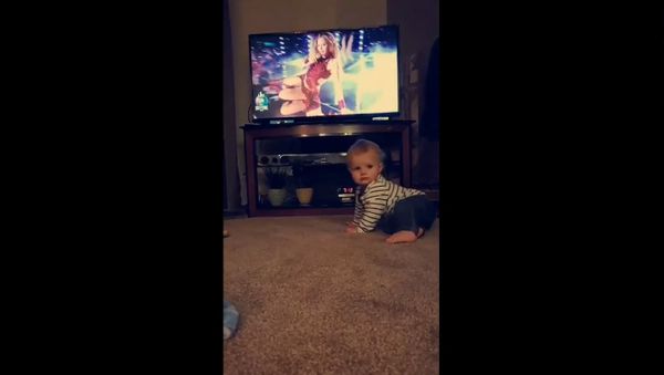 Baby Dancing to Shakira - Sputnik International