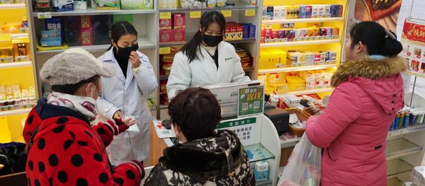 Staff sell masks at a Yifeng Pharmacy in Wuhan, Chin - Sputnik International
