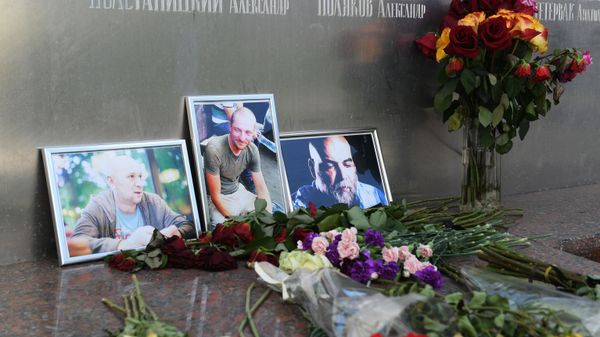 Flowers and Pictures of Russian Journalists Killed in 2018 in CAR - Sputnik International