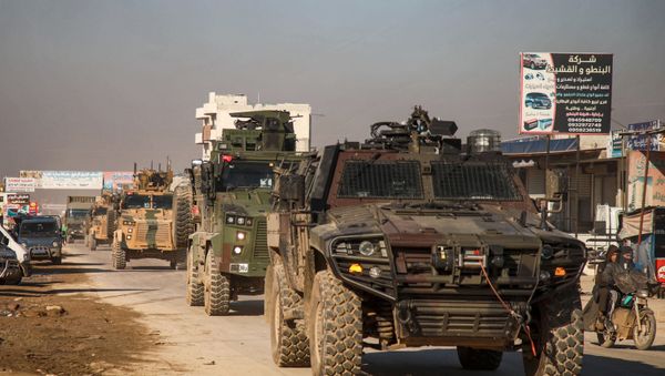 A Turkish military convoy of tanks and armoured vehicles passes through the Syrian town of Dana, east of the Turkish-Syrian border in the northwestern Syrian Idlib province, on February 2, 2020. - Sputnik International