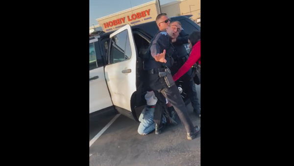 Fresno officers handcuff, arrest teen who experienced epileptic seizure - Sputnik International