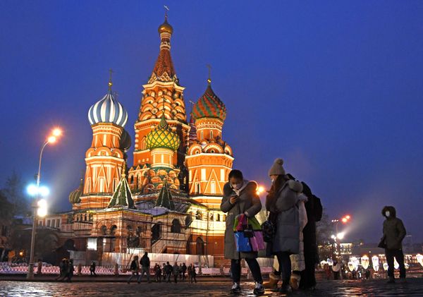 Viral Trend Amid Viral Outbreak: Travellers Take Pictures in Tourist Destinations Wearing Face Masks - Sputnik International