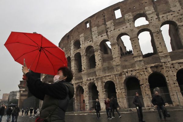 Viral Trend Amid Viral Outbreak: Travellers Take Pictures in Tourist Destinations Wearing Face Masks - Sputnik International